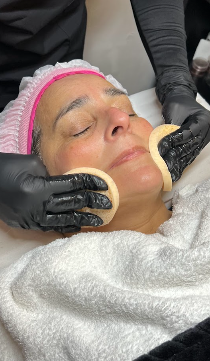 Facial · trabajo con esponjas exfoliantes