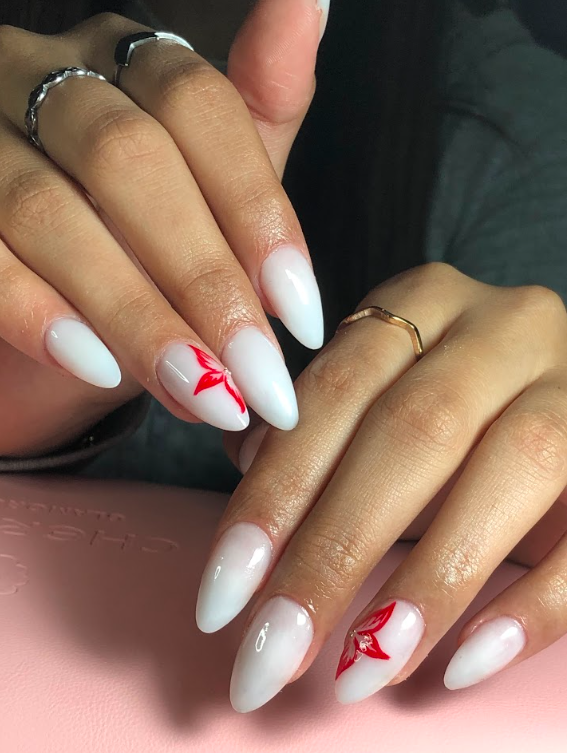 Uñas blancas con nail art detalle rojo