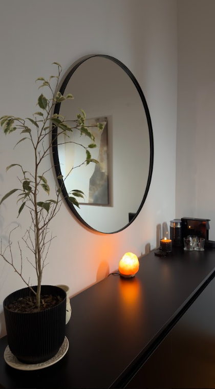 Detalle del espacio · plantas y luz cálida